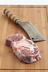 Beef shank with knife on table - MAEF004033