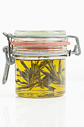 Rosmarin mit Olivenöl in einem Glasgefäß, Nahaufnahme - MAEF004038