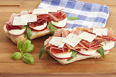 Panini with ham, tomatoes, mozarella, rocket and italian cheese - MAEF004045