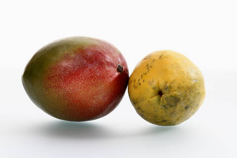 Mango und Banane auf weißem Hintergrund, Nahaufnahme, lizenzfreies Stockfoto