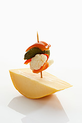 Eingelegte Mixed Pickles mit Käse auf weißem Hintergrund - CSF015637