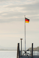 Deutschland, Allensbach, Blick auf die deutsche Flagge auf der Seebrücke und den Bodensee - SH000604