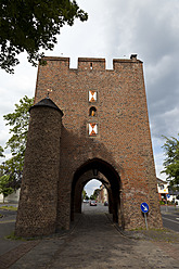 Europa, Deutschland, Nordrhein-Westfalen, Zuelpich, Blick auf historisches Tor - CSF015678