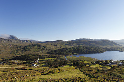 Irland, Grafschaft Donegal, Blick auf Dunlewey Lough und Derryveagh Mountains - SIEF002156