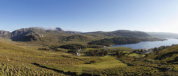 Irland, Grafschaft Donegal, Blick auf Dunlewey Lough und Derryveagh Mountains - SIEF002157