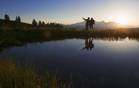 Österreich, Salzburg, Pärchen bei Sonnenaufgang, lizenzfreies Stockfoto