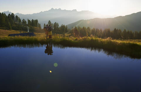 Österreich, Salzburg, Pärchen bei Sonnenaufgang, lizenzfreies Stockfoto