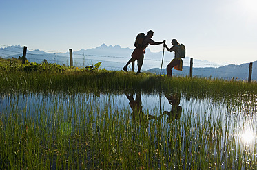 Österreich, Salzburg, Pärchen hat Spaß am Bergsee - HHF003781