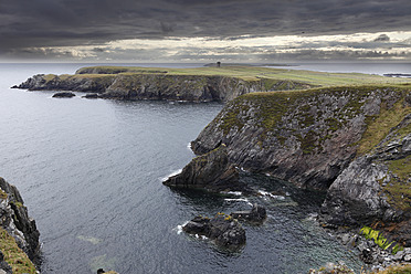 Ireland, County Donegal, View of cliff with sea - SIEF002172