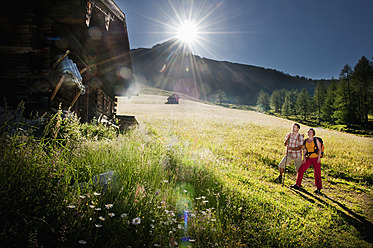 Österreich, Salzburg, Filzmoos, Pärchen vor Almhütte - HHF003808