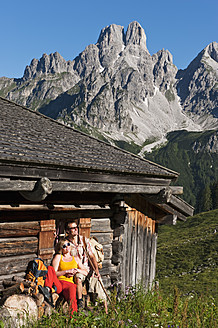 Österreich, Salzburg, Filzmoos, Pärchen rastet auf Almhütte - HHF003803