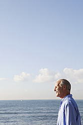 Spanien, Mallorca, Älterer Mann am Meeresufer stehend - SKF000788