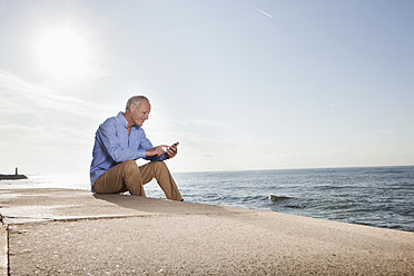 Spanien, Mallorca, Älterer Mann mit Mobiltelefon - SKF000792
