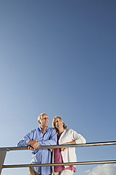 Spanien, Mallorca, Älteres Paar mit Blick nach oben, lächelnd - SKF000798