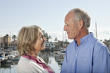 Spanien, Mallorca, Palma, Älteres Paar am Hafen, lächelnd - SKF000820