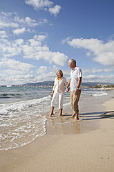 Spain, Mallorca, Senior couple on beach, smiling - SKF000834