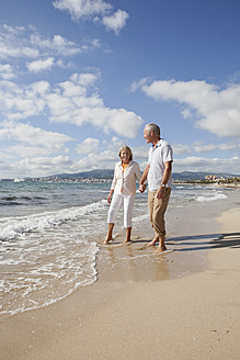 Spanien, Mallorca, Seniorenpaar am Strand, lächelnd - SKF000834