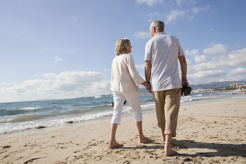 Spanien, Mallorca, Älteres Paar geht am Strand spazieren - SKF000835