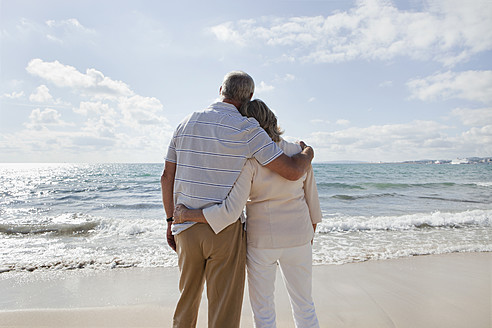Spain, Mallorca, Senior couple looking at view on beach - SKF000847