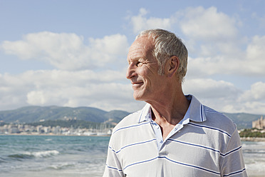 Spanien, Mallorca, Älterer Mann am Meeresufer stehend - SKF000849