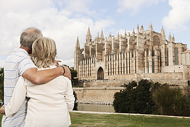 Spanien, Mallorca, Palma, Älteres Paar lächelnd mit Kathedrale Santa Maria - SKF000866