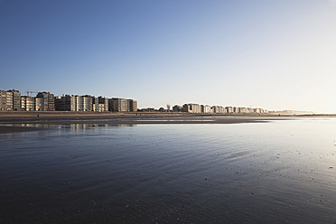 Belgien, Flandern, Blick auf Häuser an der Küste mit Nordsee - GW001653