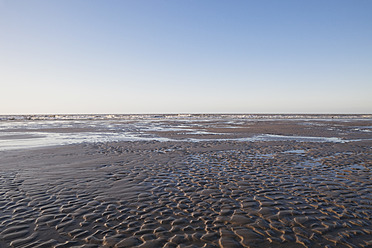 Belgien, Flandern, Blick auf Strand mit Nordsee - GWF001654