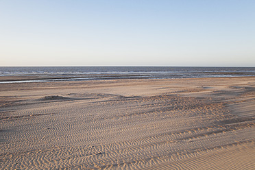 Belgien, Flandern, Blick auf den Strand in der Abenddämmerung - GWF001656