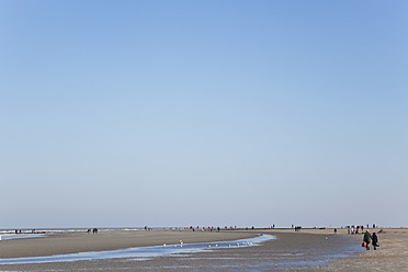 Belgien, Flandern, Spaziergänger am Strand - GWF001663