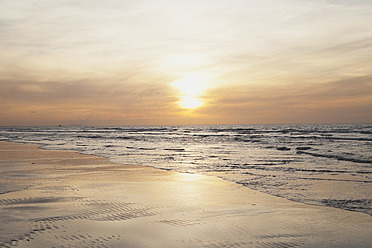 Belgien, Flandern, Blick auf den Strand bei Sonnenuntergang - GWF001665