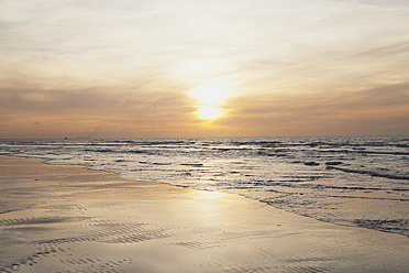 Belgium, Flanders, View of beach at sunset - GWF001665