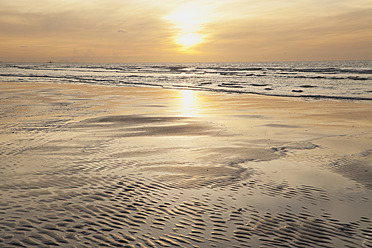 Belgien, Flandern, Blick auf den Strand bei Sonnenuntergang - GWF001666