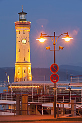 Deutschland, Lindau, Blick auf Schiff im Hafen mit Leuchtturm - SH000610