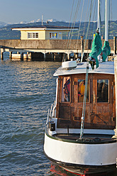 Deutschland, Langenargen, Fischerboot vor Anker mit Fahrkartenschalter im Hintergrund - SHF000636