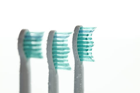 Elektrische Zahnbürsten vor weißem Hintergrund, Nahaufnahme, lizenzfreies Stockfoto