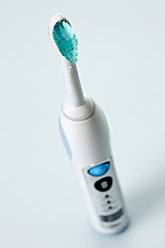 Elektrische Zahnbürste auf weißem Hintergrund - CSF015718
