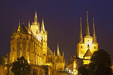 Deutschland, Thüringen, Erfurt, Blick auf die Kirche bei Nacht - WDF001190