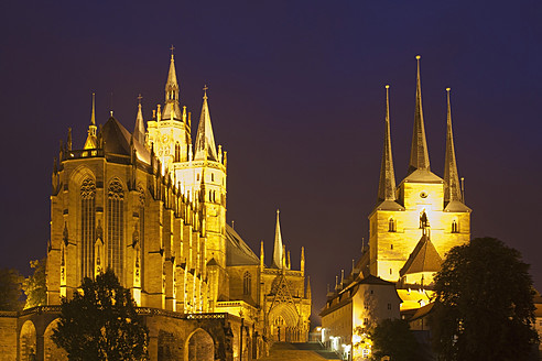 Deutschland, Thüringen, Erfurt, Blick auf die Kirche bei Nacht - WDF001190