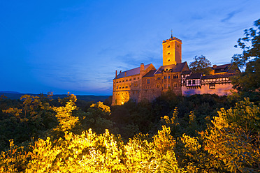 Deutschland, Thüringen, Eisenach, Blick auf die Wartburg in der Abenddämmerung - WDF001184