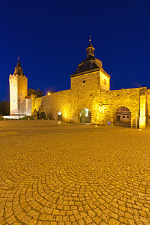 Deutschland, Thüringen, Mühlhausen, Blick auf die Stadtmauer bei Nacht - WD001177