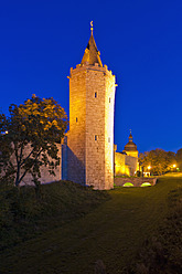 Deutschland, Thüringen, Mühlhausen, Blick auf die Stadtmauer bei Nacht - WD001176