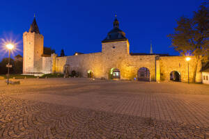 Deutschland, Thüringen, Mühlhausen, Blick auf die Stadtmauer bei Nacht - WD001175