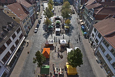 Deutschland, Thüringen, Gotha, Menschen auf dem Kunsthandwerkermarkt - WDF001162