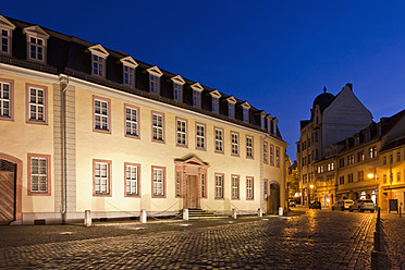 Deutschland, Thüringen, Weimar, Blick auf das Goethehaus bei Nacht - WD001153