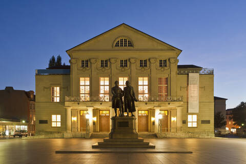 Deutschland, Thüringen, Weimar, Blick auf das Denkmal vor dem Deutschen Nationaltheater, lizenzfreies Stockfoto