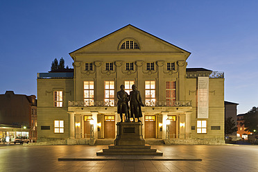 Deutschland, Thüringen, Weimar, Blick auf das Denkmal vor dem Deutschen Nationaltheater - WDF001152