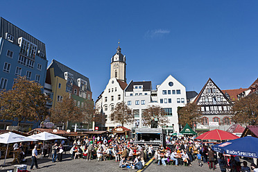 Deutschland, Thüringen, Jena, Menschen feiern Stadtfest auf dem Marktplatz - WDF001148