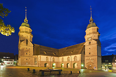 Deutschland, Baden Württemberg, Freudenstadt, Ansicht der Pfarrkirche bei Nacht - WDF001141