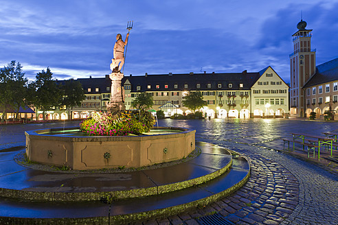 Deutschland, Baden Württemberg, Freudenstadt, Ansicht des Rathauses mit Brunnen bei Nacht - WDF001139