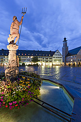 Deutschland, Baden Württemberg, Freudenstadt, Ansicht des Rathauses mit Brunnen bei Nacht - WDF001138